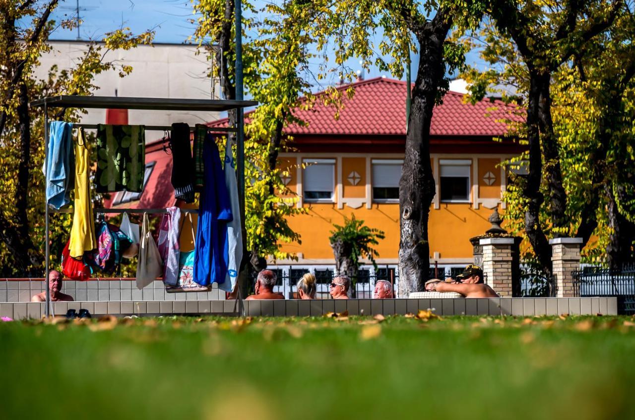 Cvse Clubhaz Es Panzio Bed & Breakfast Cegled Exterior photo