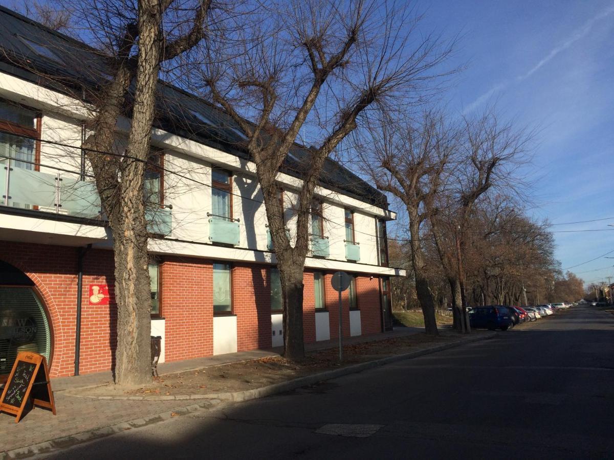 Cvse Clubhaz Es Panzio Bed & Breakfast Cegled Exterior photo