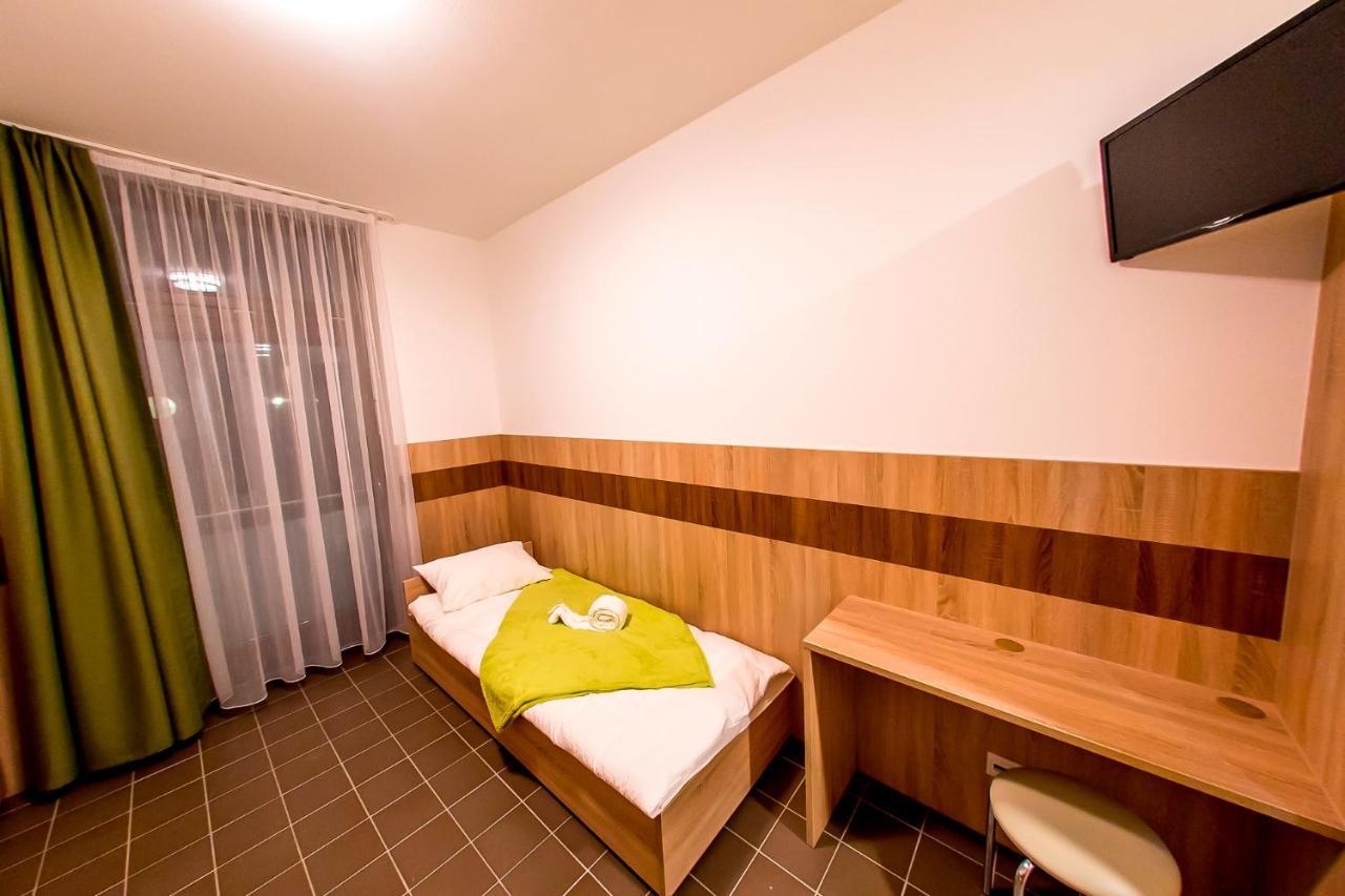Cvse Clubhaz Es Panzio Bed & Breakfast Cegled Exterior photo