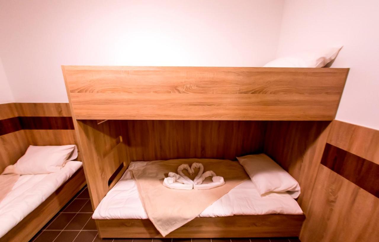 Cvse Clubhaz Es Panzio Bed & Breakfast Cegled Exterior photo