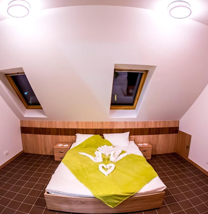 Cvse Clubhaz Es Panzio Bed & Breakfast Cegled Exterior photo