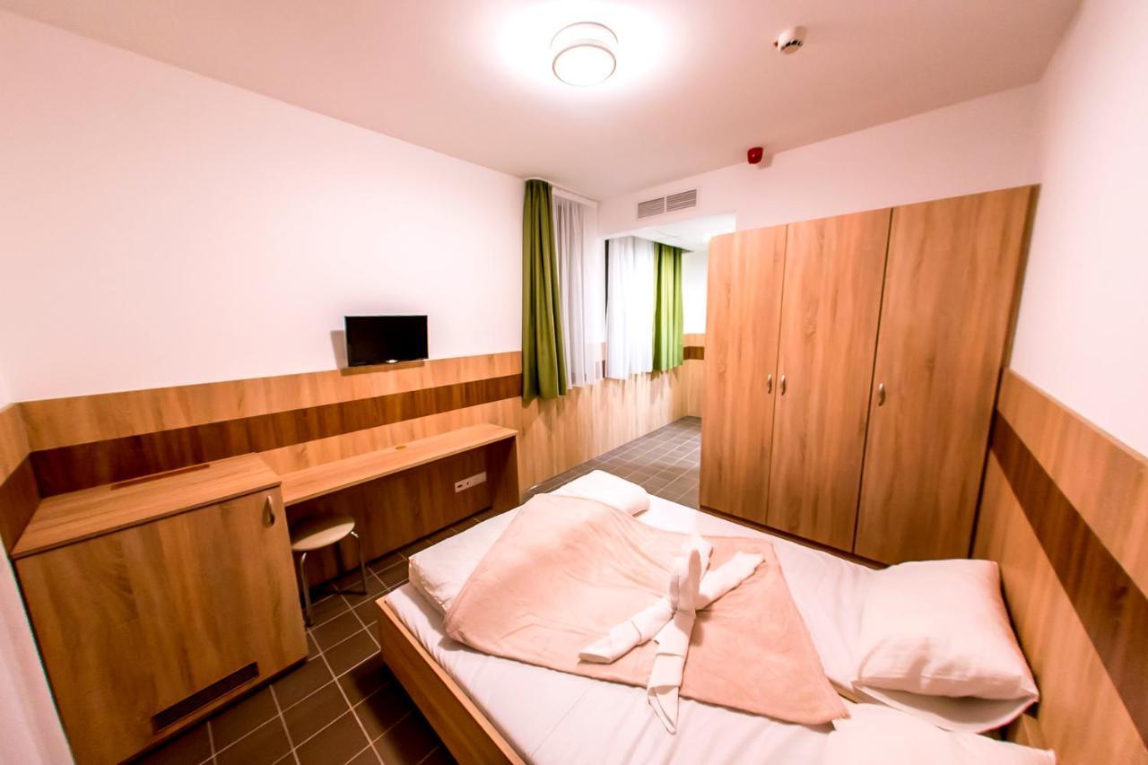 Cvse Clubhaz Es Panzio Bed & Breakfast Cegled Exterior photo