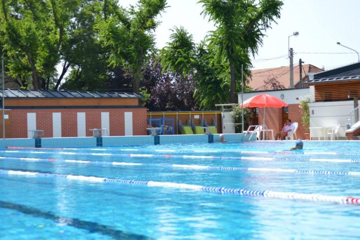 Cvse Clubhaz Es Panzio Bed & Breakfast Cegled Exterior photo