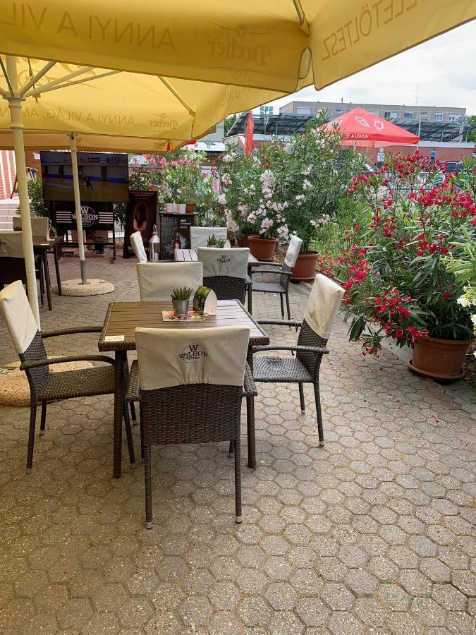 Cvse Clubhaz Es Panzio Bed & Breakfast Cegled Exterior photo